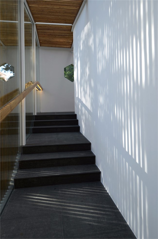 11-后廊，光线透过玻璃照射进来，影子使空间具有灵性，摄影：何崴.jpg